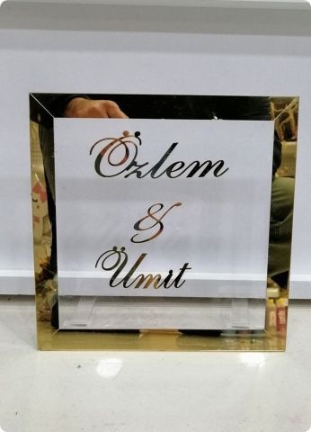 Ayaklı Pleksi Çerçeve İsimlik