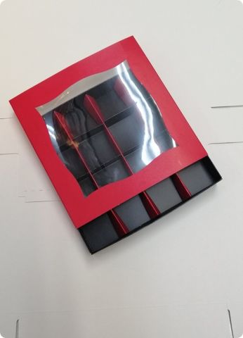 18x18x3 cm Bölmeli Pencereli Karton Çikolata Kutusu